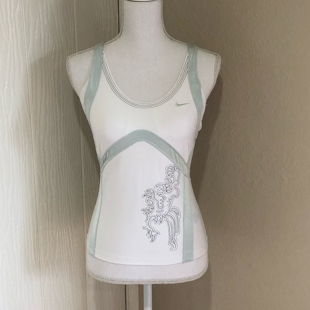 Medium Nike fit dry top